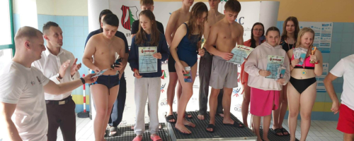 Pierwsze Mistrzostwa Gminy Strawczyn w Pływaniu – sukcesy naszych uczniów!   